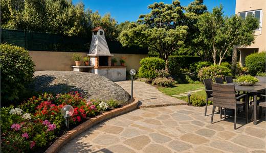 Zona Bandinu, Trilocale con oltre 300 mq di giardino