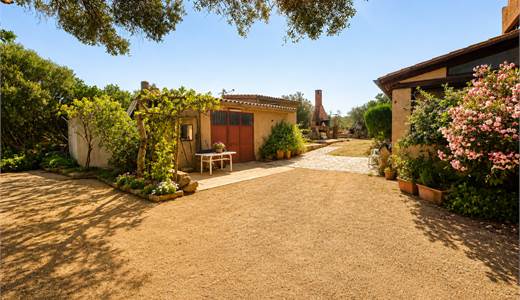 Ampio appartamento con giardino esclusivo tra Murta Maria e Porto Istana