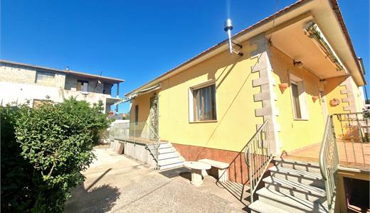 CASA INDIPENDENTE SU 4 LATI – AMPI SPAZI E CORTILE PRIVATO